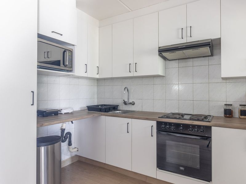 Serious Seller - 1 Bed 1 Bath Upstairs Apartment LOCATION LOCATION - Photo 8