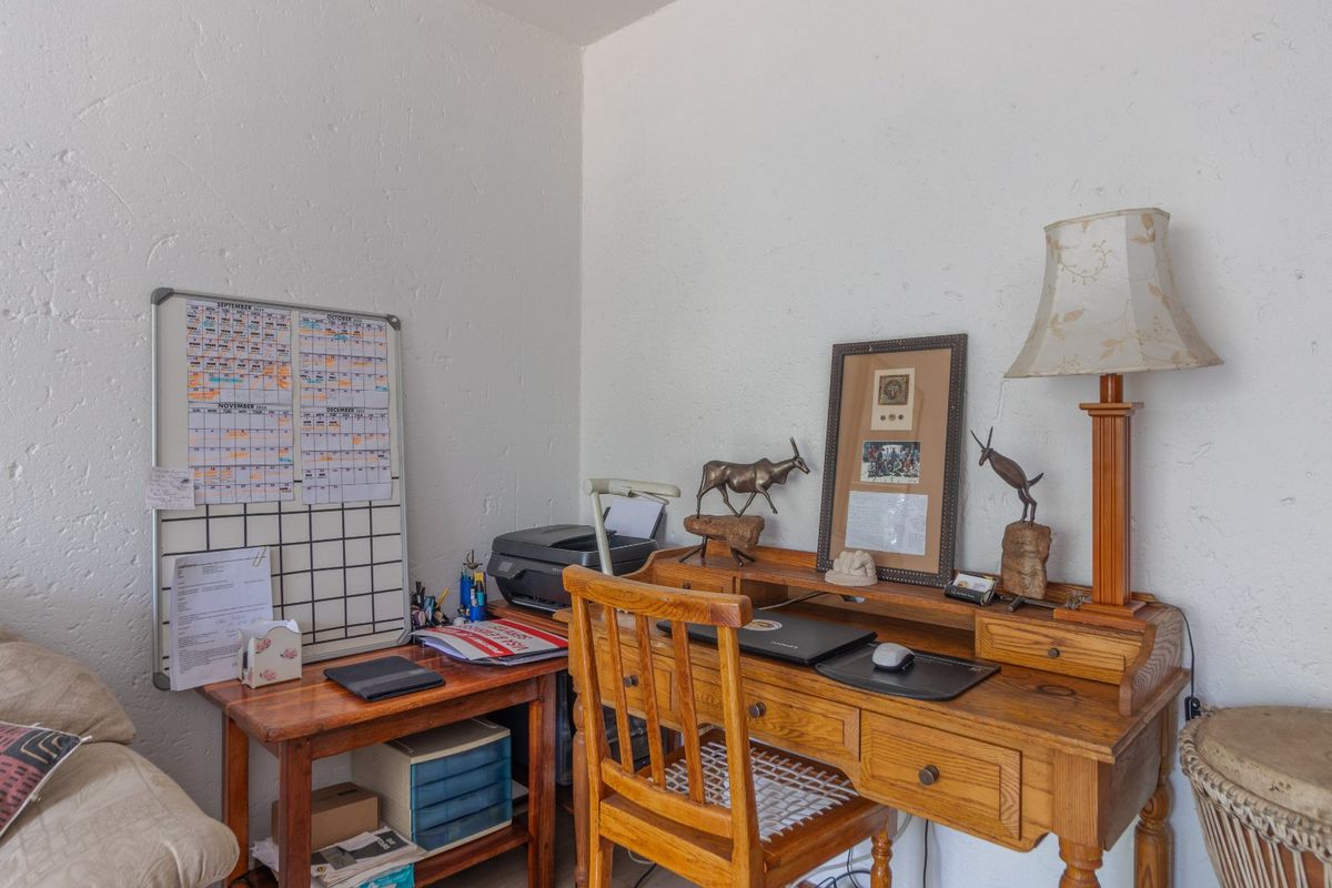 Serious Seller - 1 Bed 1 Bath Upstairs Apartment LOCATION LOCATION - Photo 5