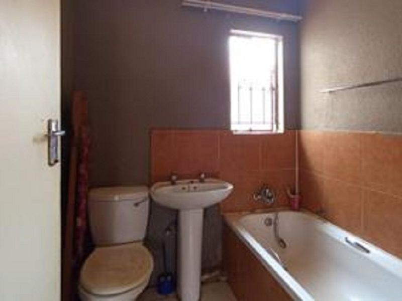 Two bedroom for sale at soshanguve - Photo 10