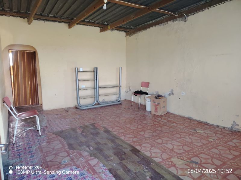 2-Bedroom House for Sale in Embhekweni, Mdantsane - Photo 2