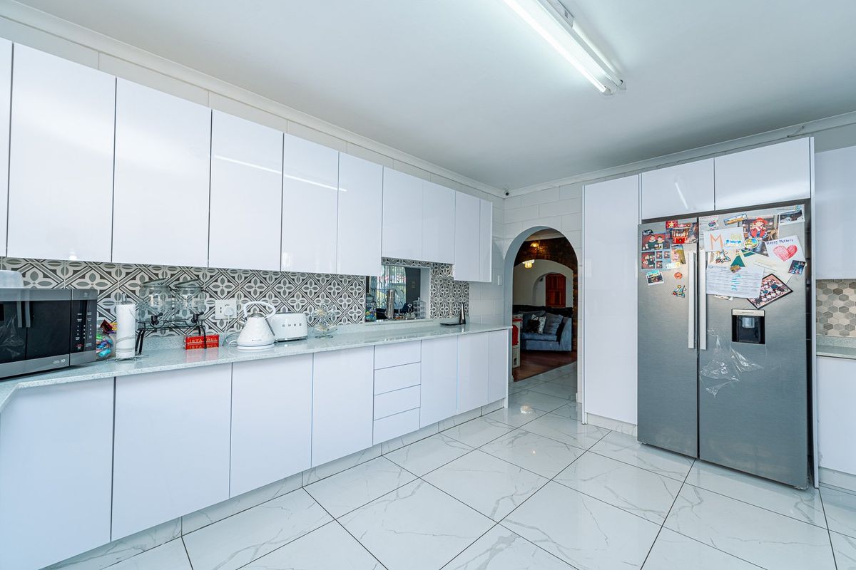 Exquisite Turnkey Face Brick Home with Luxurious Features - Photo 3