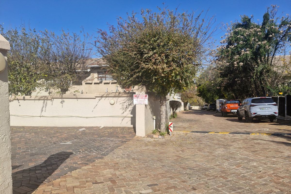 Stunning  Nice North-Facing Upstairs Townhouse With Communal Garden And Pool - Photo 5