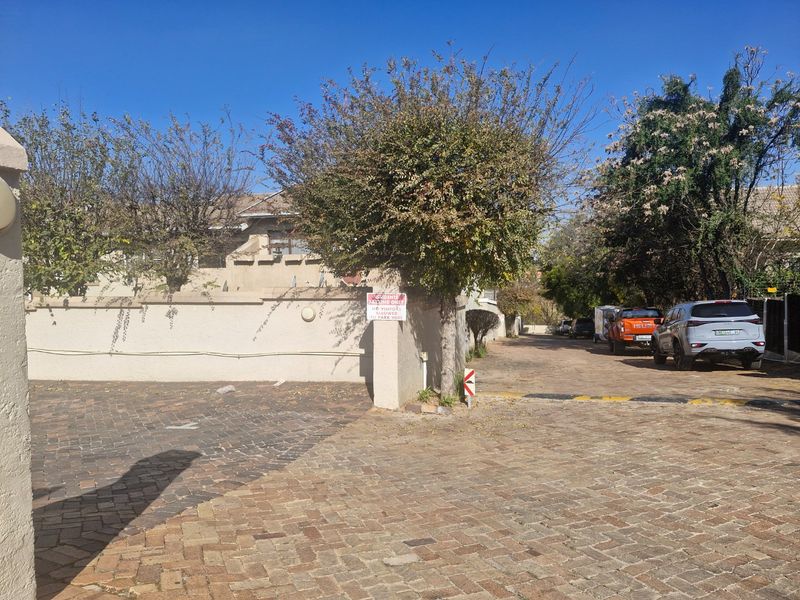 Stunning  Nice North-Facing Upstairs Townhouse With Communal Garden And Pool - Photo 5