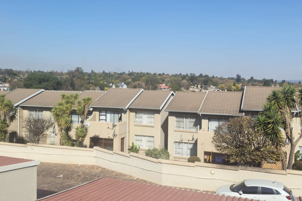 Stunning  Nice North-Facing Upstairs Townhouse With Communal Garden And Pool - Photo 4