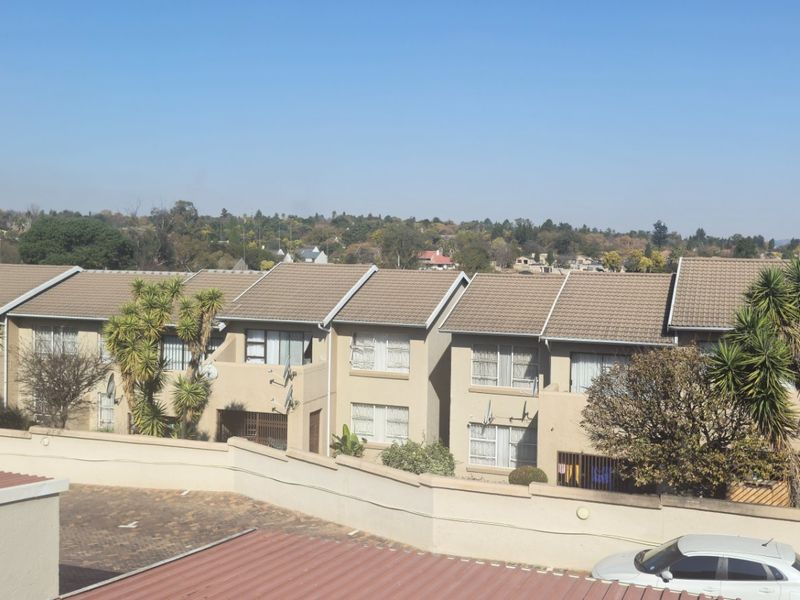 Stunning  Nice North-Facing Upstairs Townhouse With Communal Garden And Pool - Photo 4