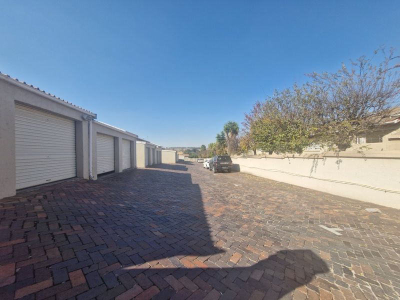 Stunning  Nice North-Facing Upstairs Townhouse With Communal Garden And Pool - Photo 6