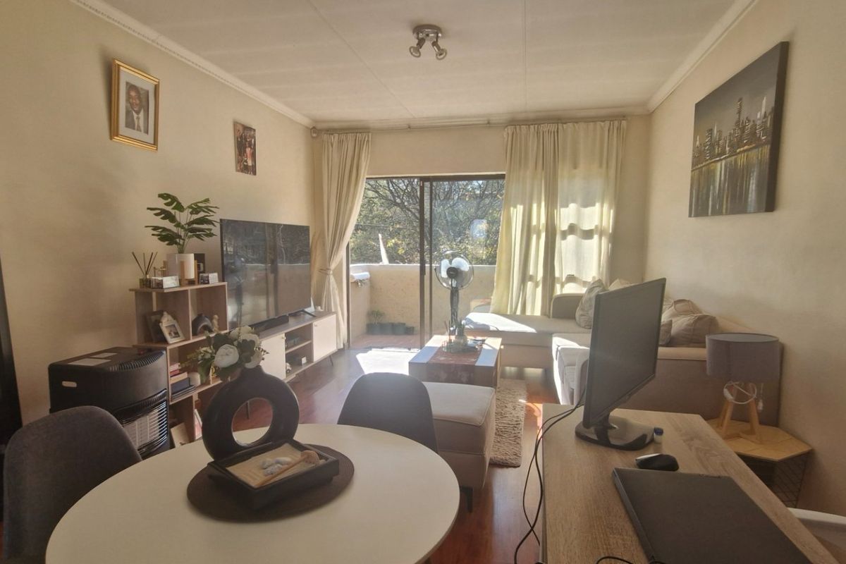 Stunning  Nice North-Facing Upstairs Townhouse With Communal Garden And Pool - Photo 2