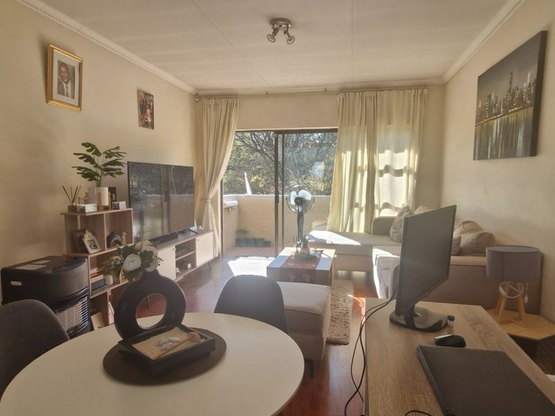 Stunning  Nice North-Facing Upstairs Townhouse With Communal Garden And Pool - Photo 2