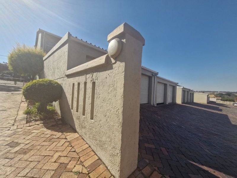 Stunning  Nice North-Facing Upstairs Townhouse With Communal Garden And Pool - Photo 7