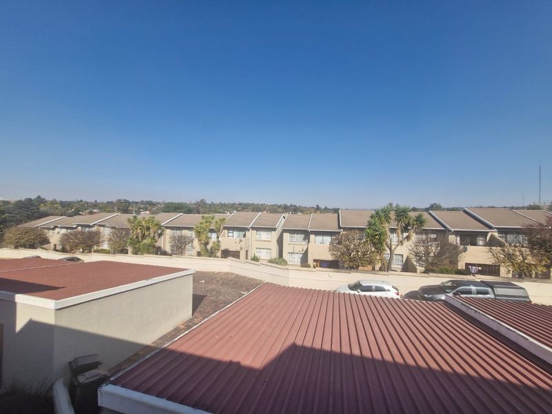 Stunning  Nice North-Facing Upstairs Townhouse With Communal Garden And Pool - Photo 10