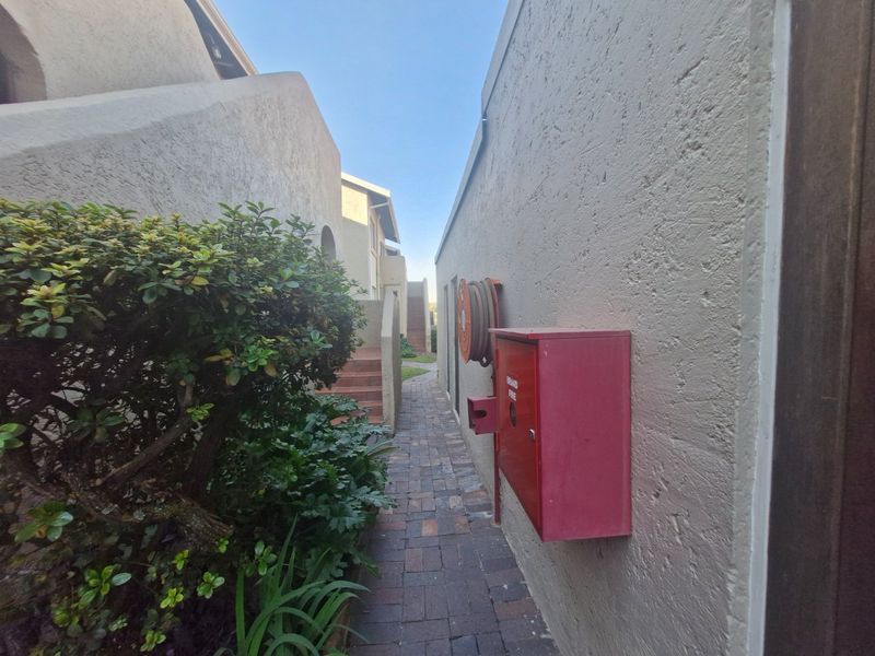 Stunning  Nice North-Facing Upstairs Townhouse With Communal Garden And Pool - Photo 9