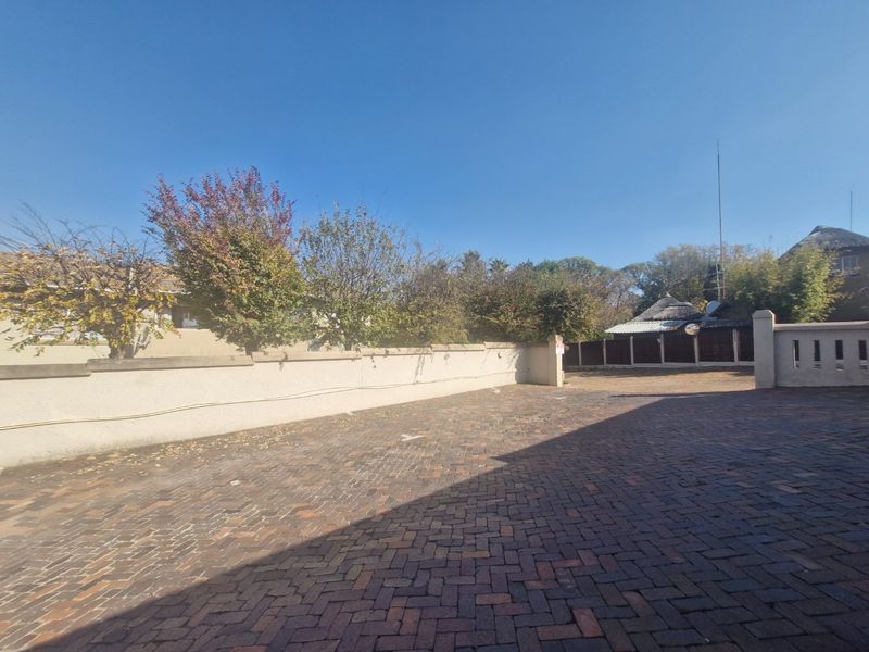 Stunning  Nice North-Facing Upstairs Townhouse With Communal Garden And Pool - Photo 8