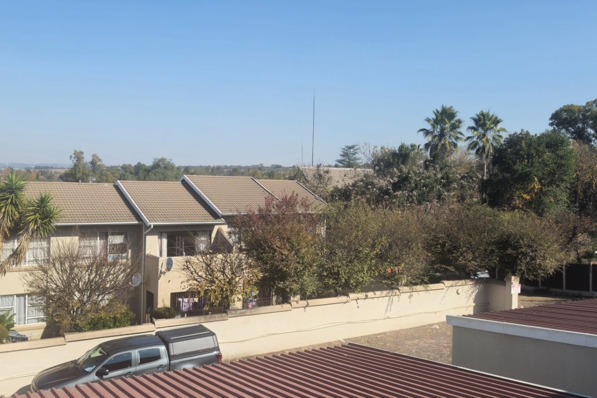 Stunning  Nice North-Facing Upstairs Townhouse With Communal Garden And Pool - Photo 3