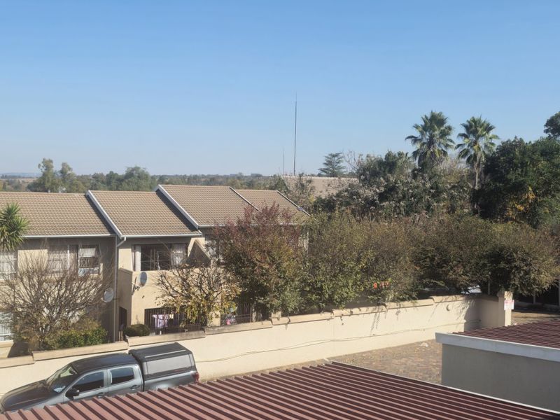 Stunning  Nice North-Facing Upstairs Townhouse With Communal Garden And Pool - Photo 3