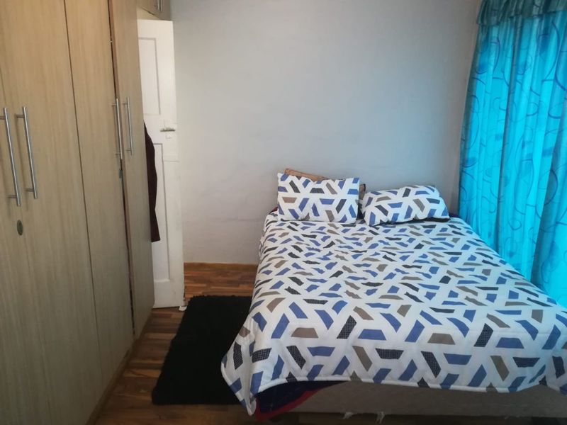 Charming 2-Bedroom Home with Bonus Outbuilding in Convenient Schauderville - Photo 5