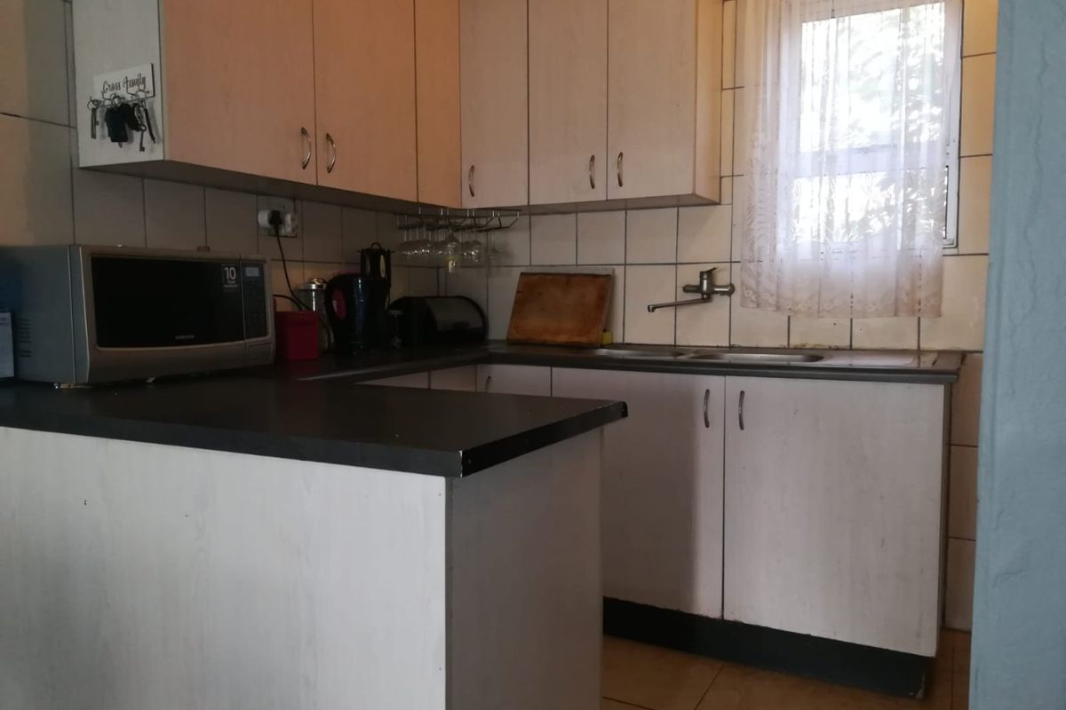 Charming 2-Bedroom Home with Bonus Outbuilding in Convenient Schauderville - Photo 2