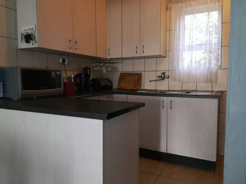 Charming 2-Bedroom Home with Bonus Outbuilding in Convenient Schauderville - Photo 2