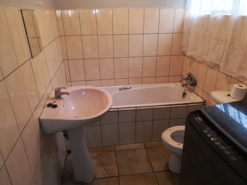 Charming 2-Bedroom Home with Bonus Outbuilding in Convenient Schauderville - Photo 7