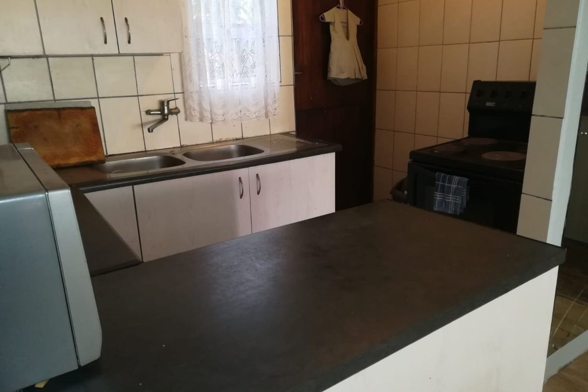 Charming 2-Bedroom Home with Bonus Outbuilding in Convenient Schauderville - Photo 4