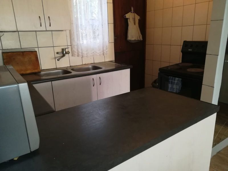 Charming 2-Bedroom Home with Bonus Outbuilding in Convenient Schauderville - Photo 4