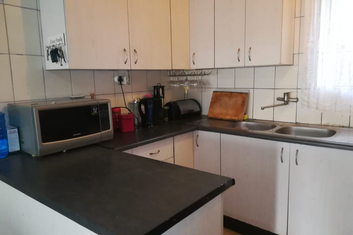 Charming 2-Bedroom Home with Bonus Outbuilding in Convenient Schauderville - Photo 3