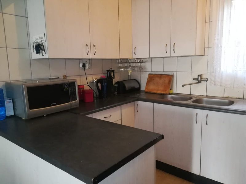 Charming 2-Bedroom Home with Bonus Outbuilding in Convenient Schauderville - Photo 3