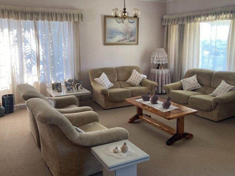 PPRA Registered Shared Mandate "Stunner in Saxilby, with Sparkling Pool" - Photo 3