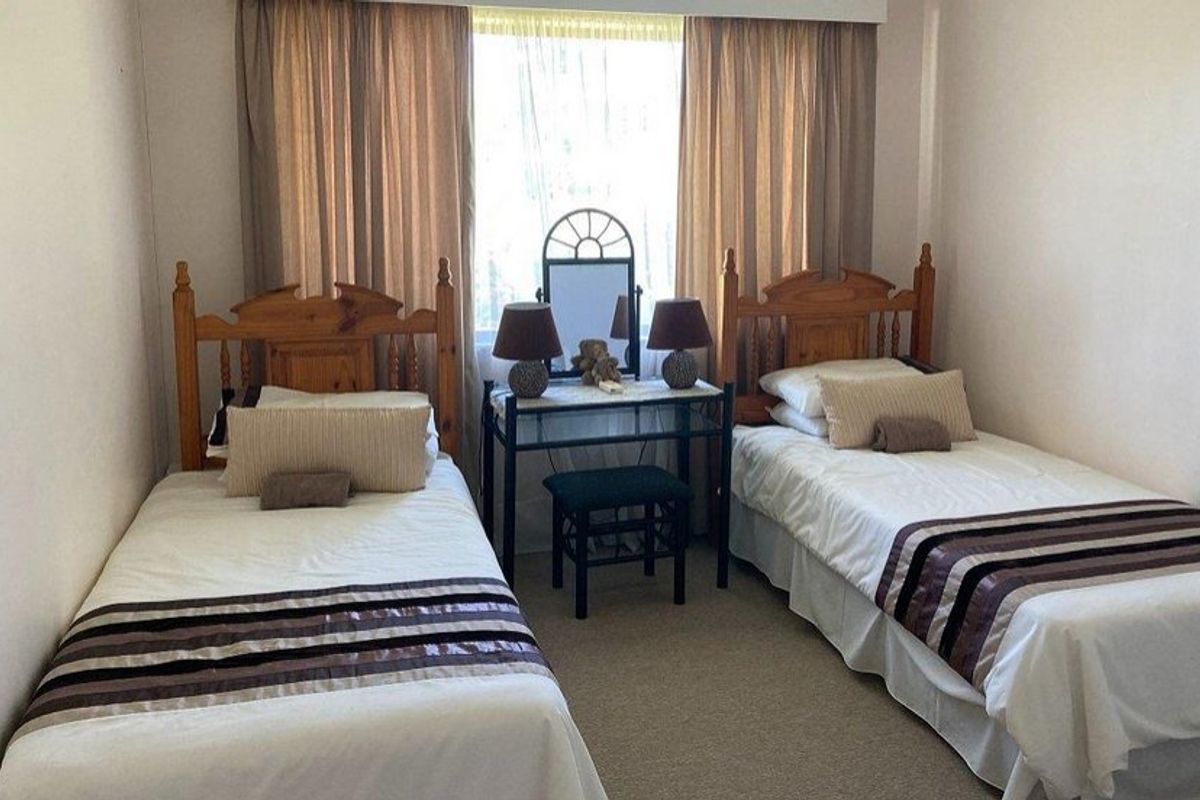 PPRA Registered Shared Mandate "Stunner in Saxilby, with Sparkling Pool" - Photo 5