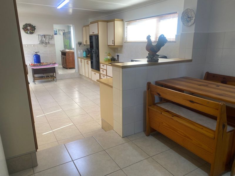 PPRA Registered Shared Mandate "Stunner in Saxilby, with Sparkling Pool" - Photo 10