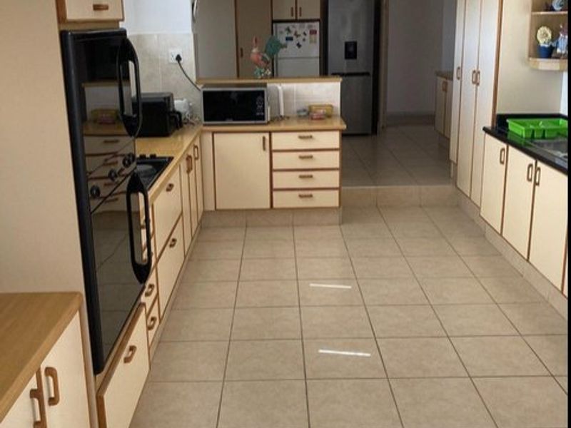 PPRA Registered Shared Mandate "Stunner in Saxilby, with Sparkling Pool" - Photo 8