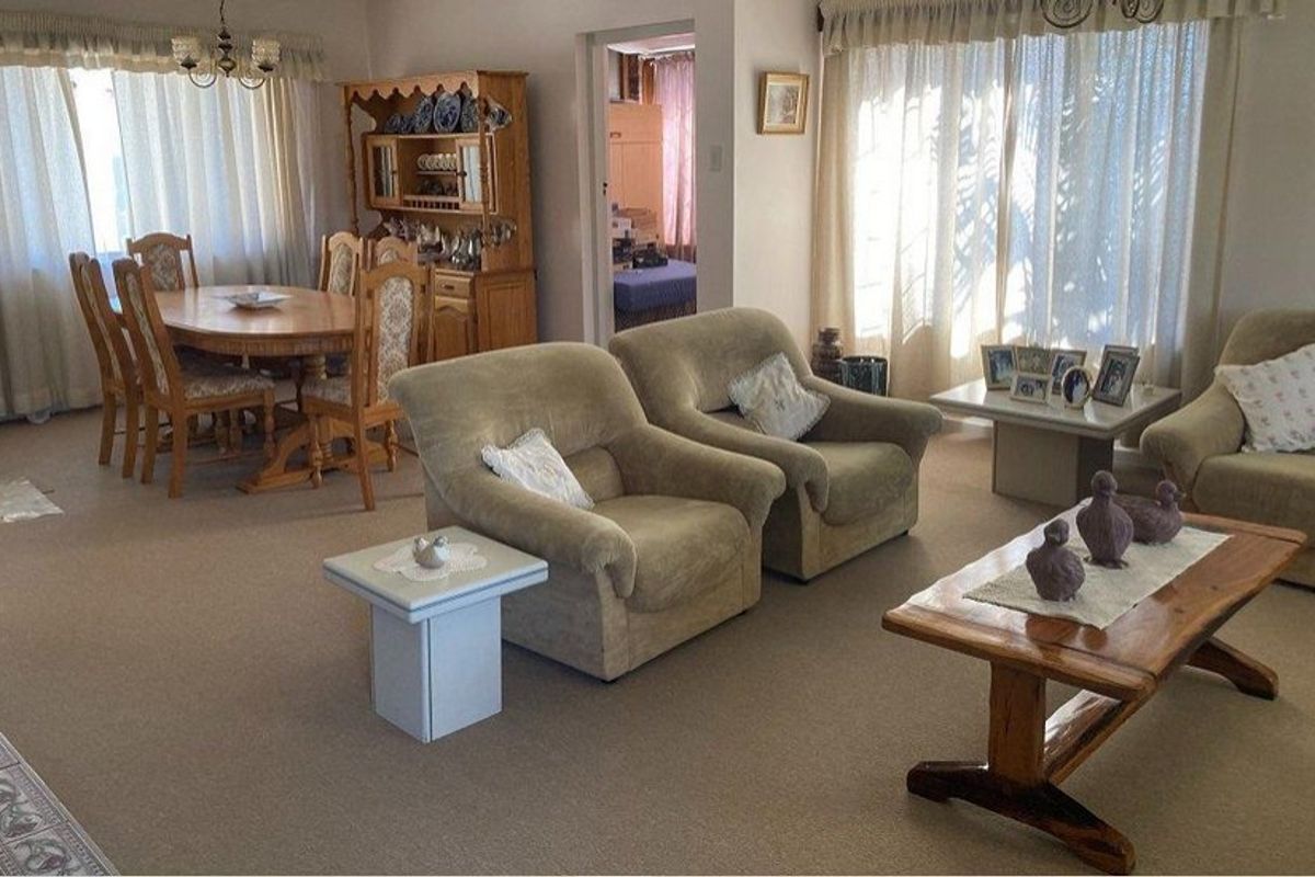 PPRA Registered Shared Mandate "Stunner in Saxilby, with Sparkling Pool" - Photo 4