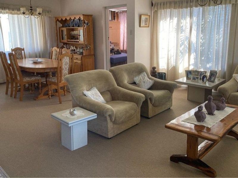 PPRA Registered Shared Mandate "Stunner in Saxilby, with Sparkling Pool" - Photo 4