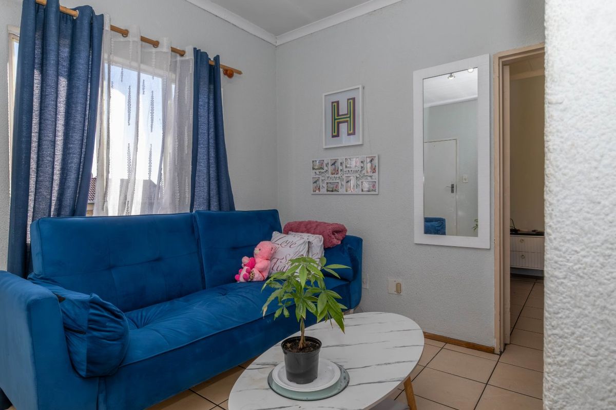 Neat and Spacious Upstairs Unit in a Prime Location - Photo 3