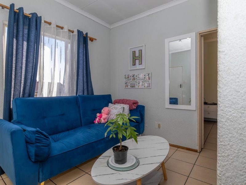 Neat and Spacious Upstairs Unit in a Prime Location - Photo 3