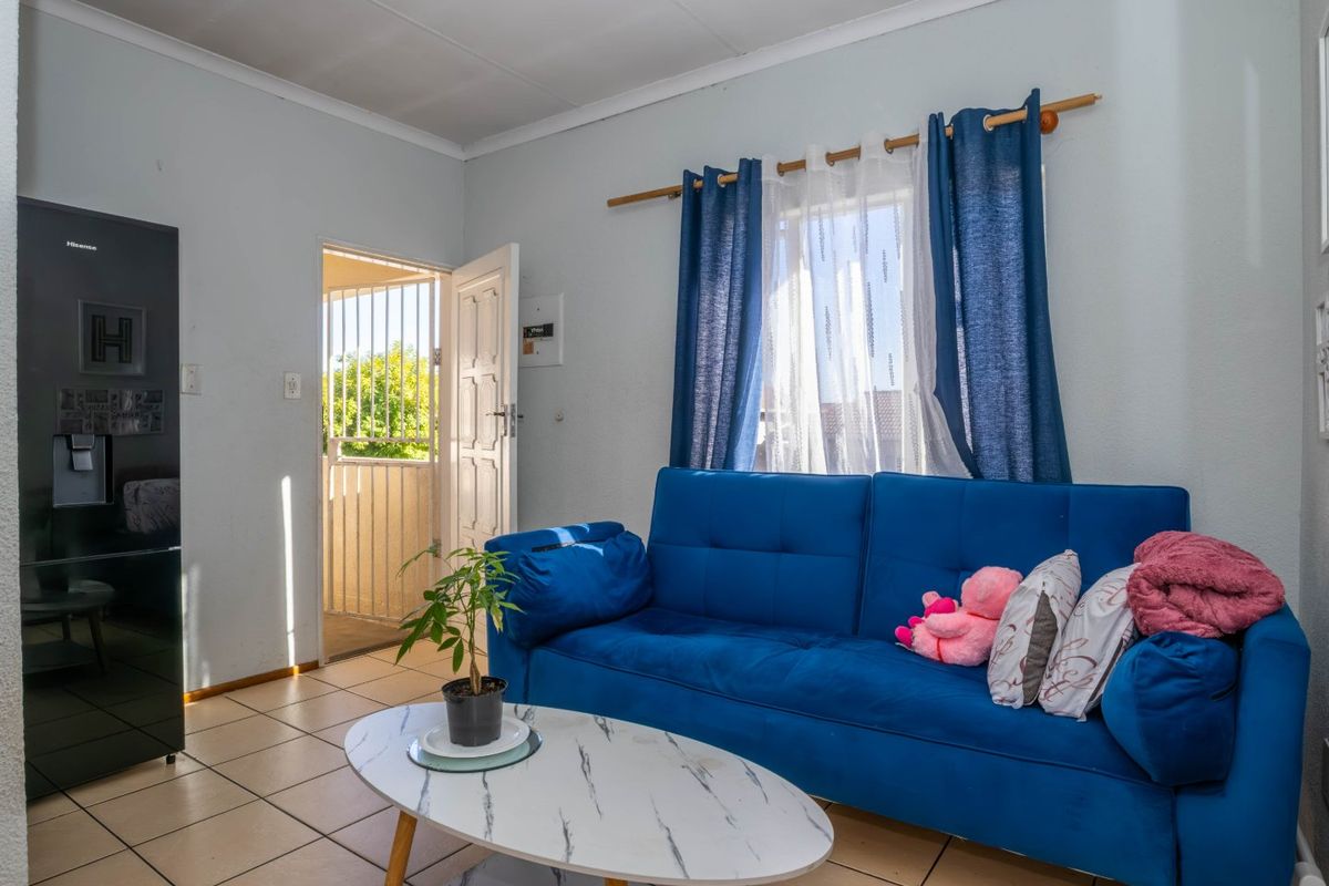 Neat and Spacious Upstairs Unit in a Prime Location - Photo 4