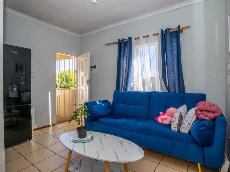 Neat and Spacious Upstairs Unit in a Prime Location - Photo 4