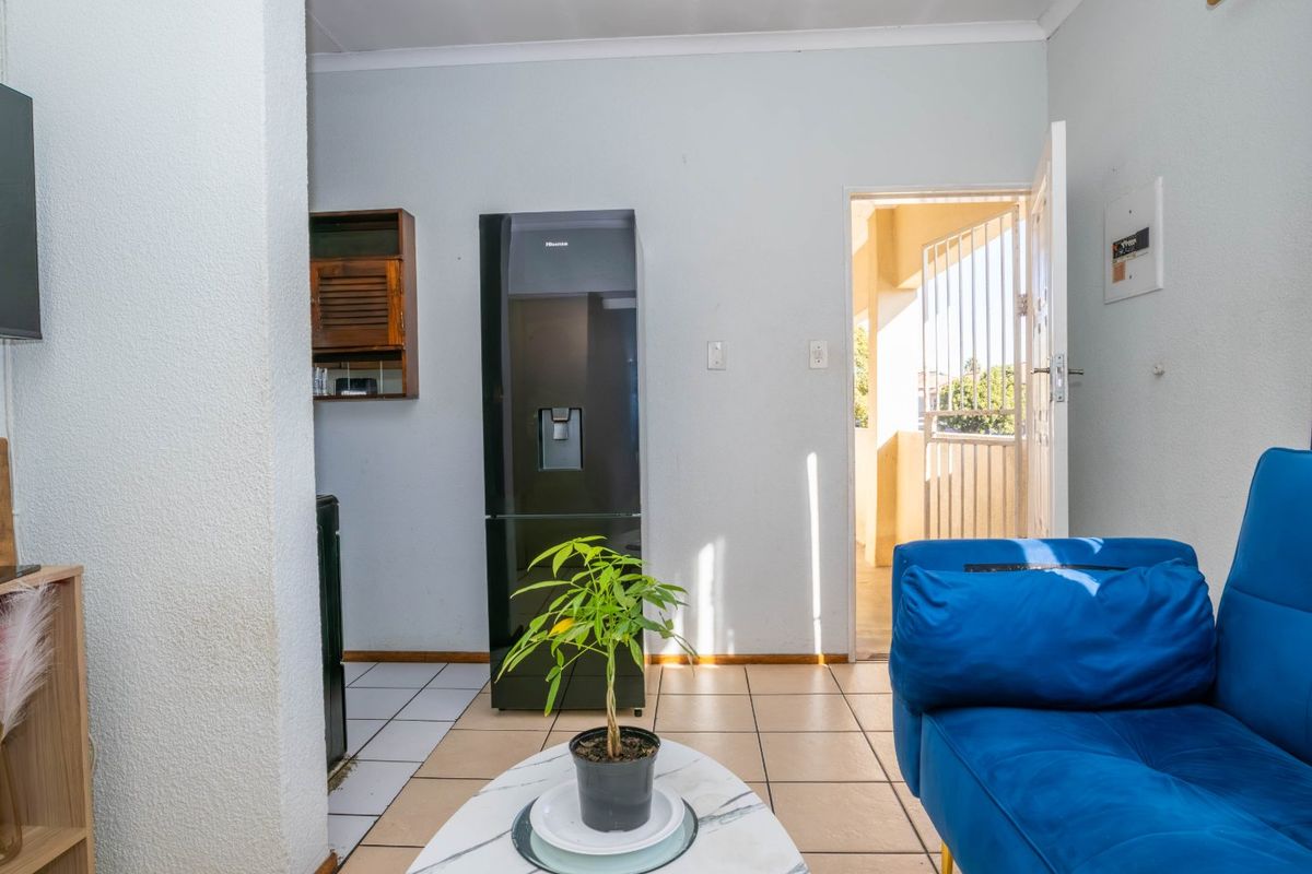 Neat and Spacious Upstairs Unit in a Prime Location - Photo 5