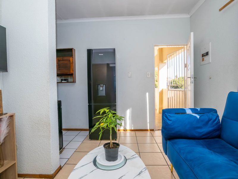 Neat and Spacious Upstairs Unit in a Prime Location - Photo 5