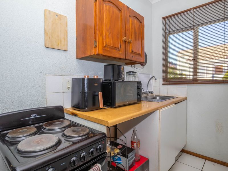 Neat and Spacious Upstairs Unit in a Prime Location - Photo 8