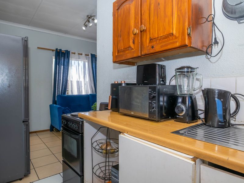 Neat and Spacious Upstairs Unit in a Prime Location - Photo 9