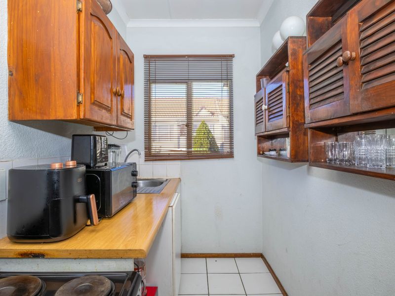 Neat and Spacious Upstairs Unit in a Prime Location - Photo 7