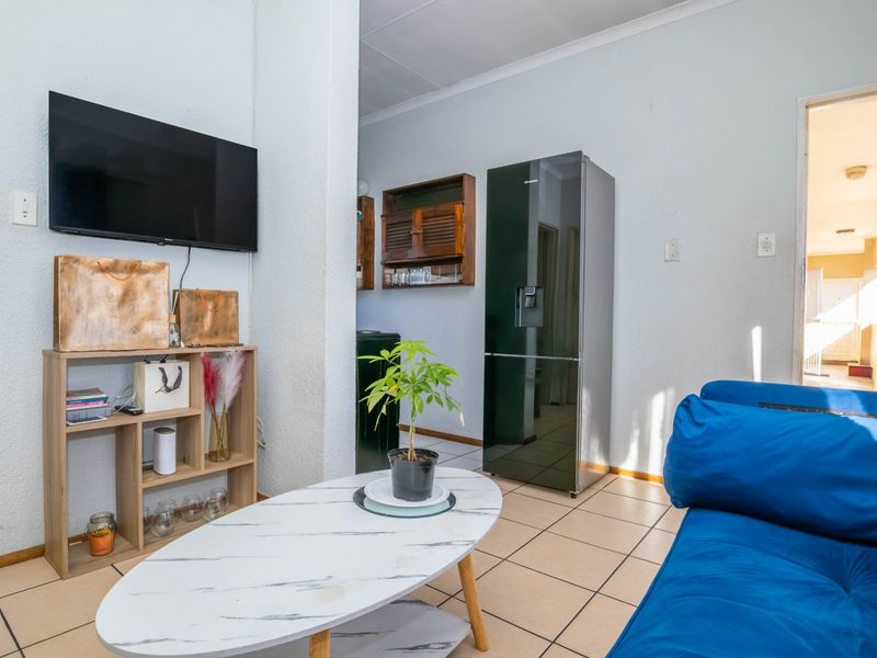 Neat and Spacious Upstairs Unit in a Prime Location - Photo 6