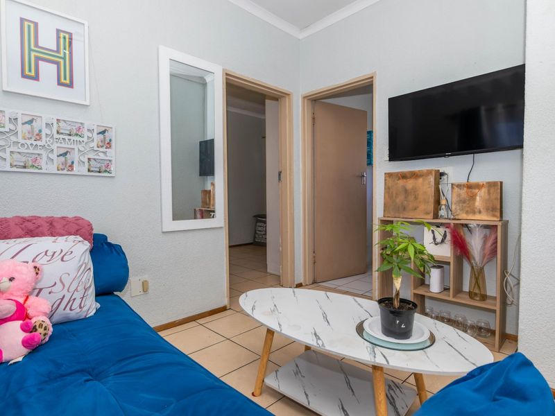 Neat and Spacious Upstairs Unit in a Prime Location - Photo 2