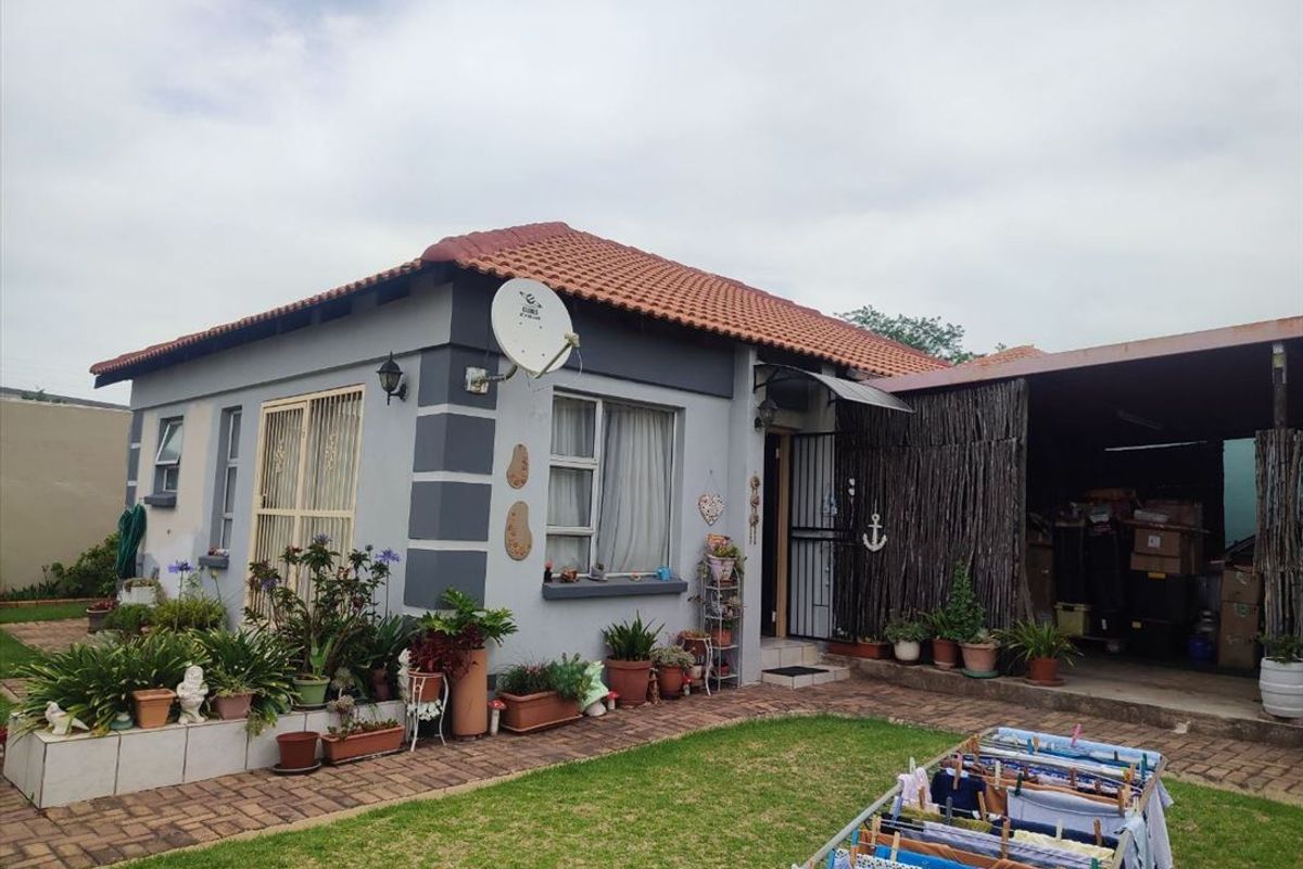 Comfortable Two-Bedroom Home with Double Carport - Photo 3