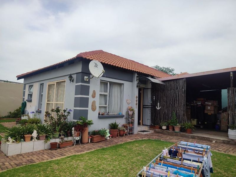 Comfortable Two-Bedroom Home with Double Carport - Photo 3