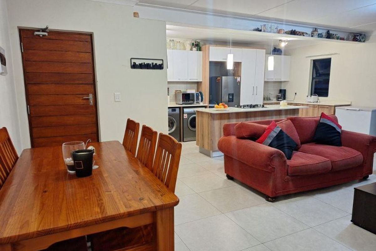 Modern 3-Bedroom Ground Floor Apartment in Fish Eagle View, Modderfontein! - Photo 3