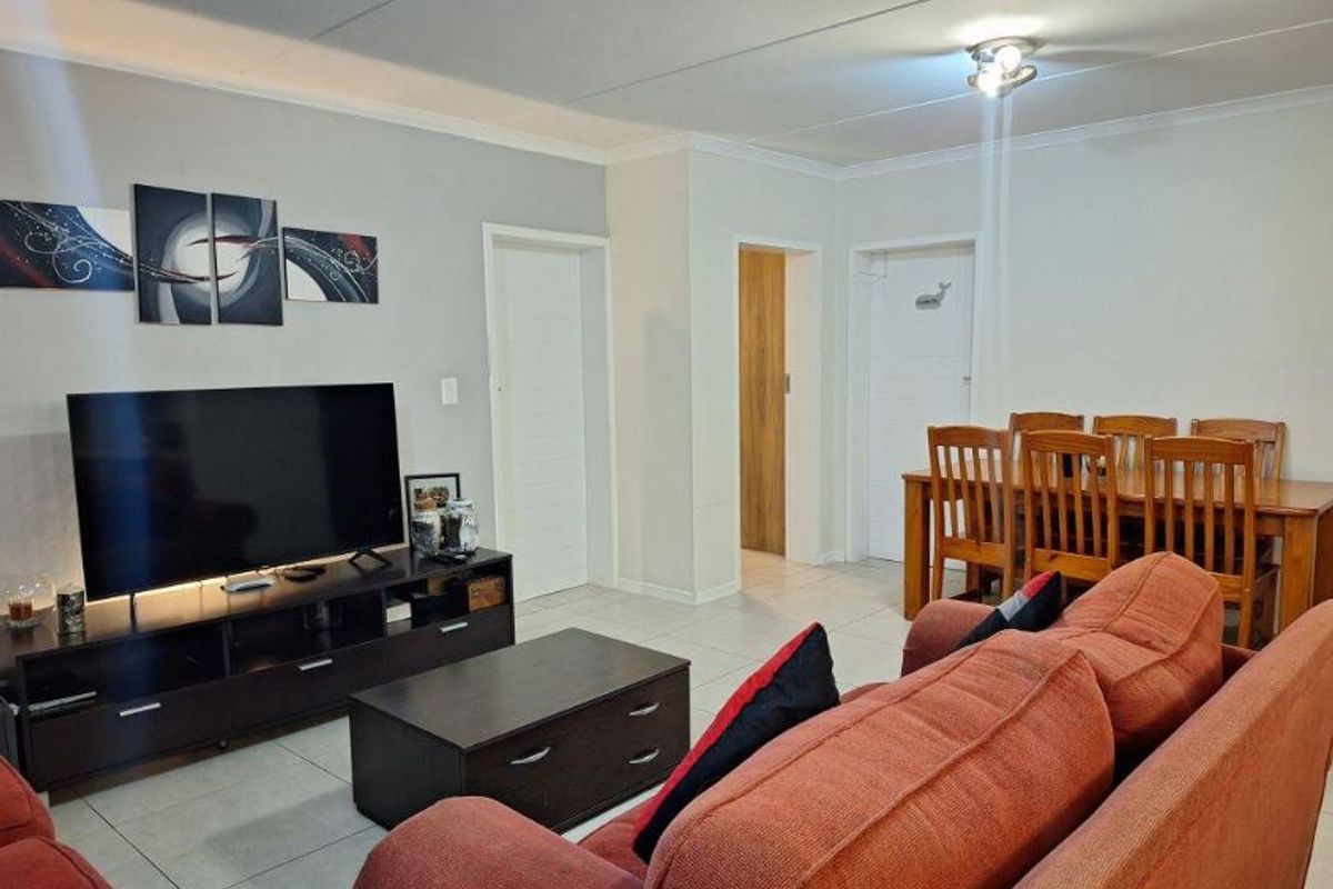 Modern 3-Bedroom Ground Floor Apartment in Fish Eagle View, Modderfontein! - Photo 4