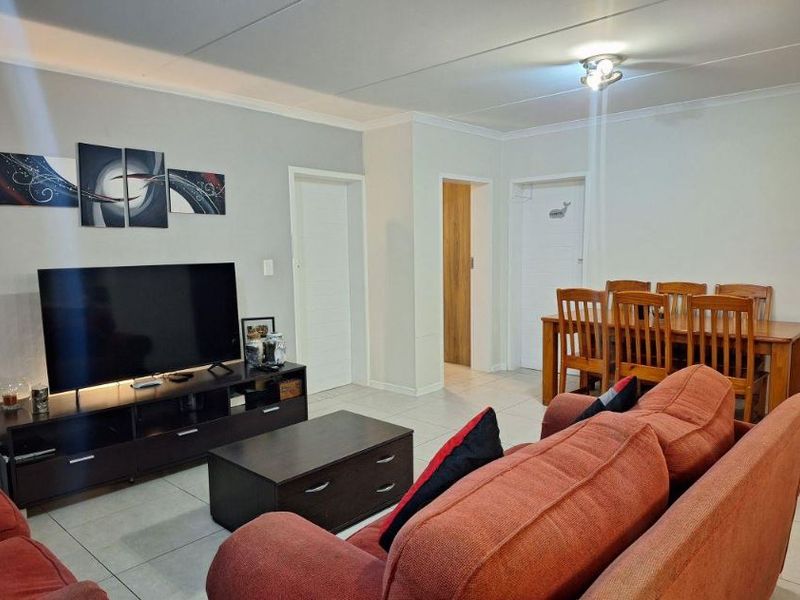 Modern 3-Bedroom Ground Floor Apartment in Fish Eagle View, Modderfontein! - Photo 4