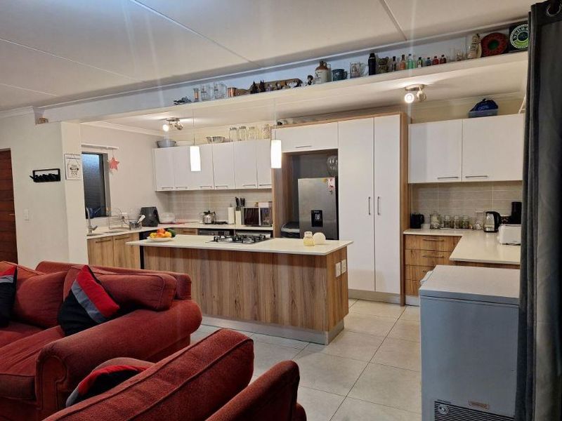 Modern 3-Bedroom Ground Floor Apartment in Fish Eagle View, Modderfontein! - Photo 8