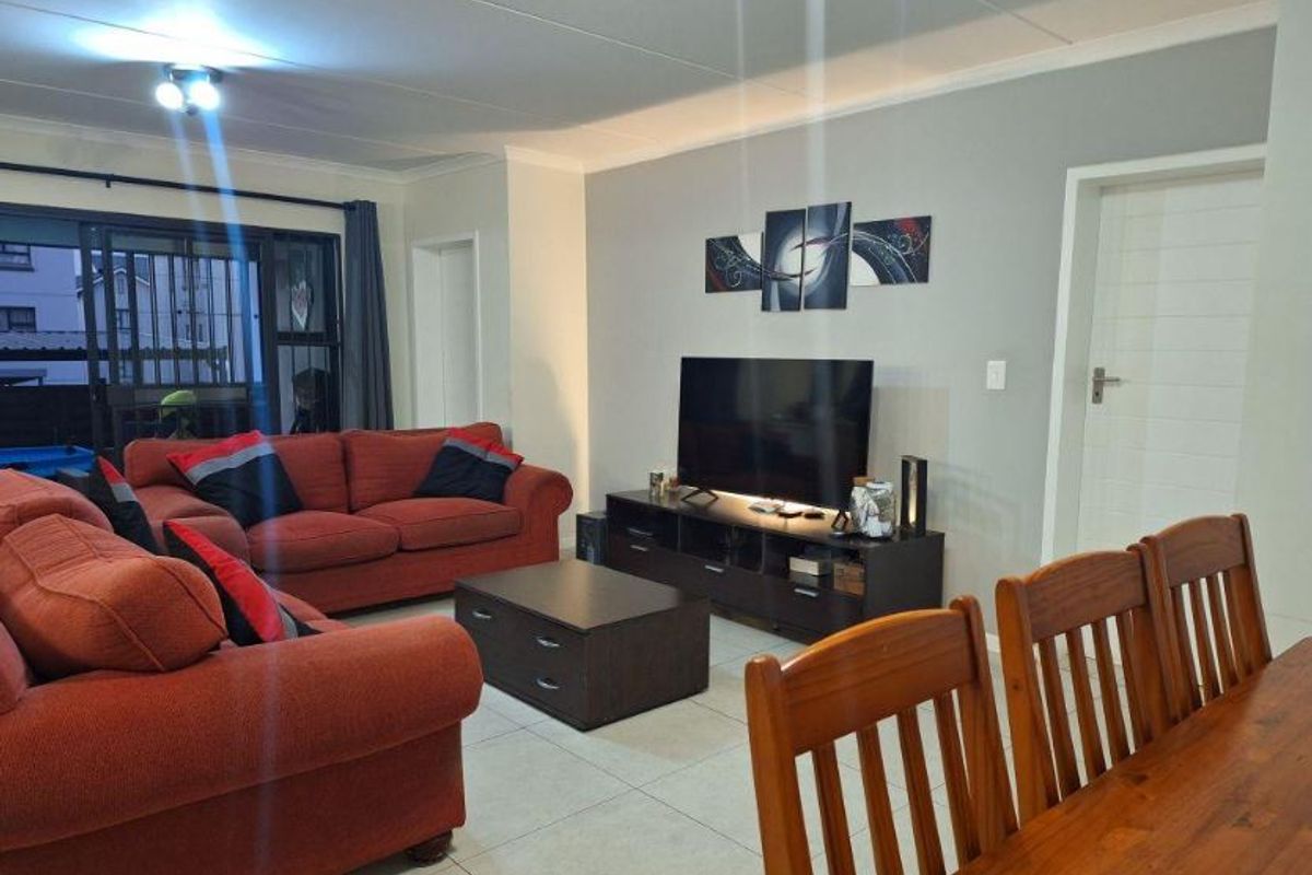 Modern 3-Bedroom Ground Floor Apartment in Fish Eagle View, Modderfontein! - Photo 5